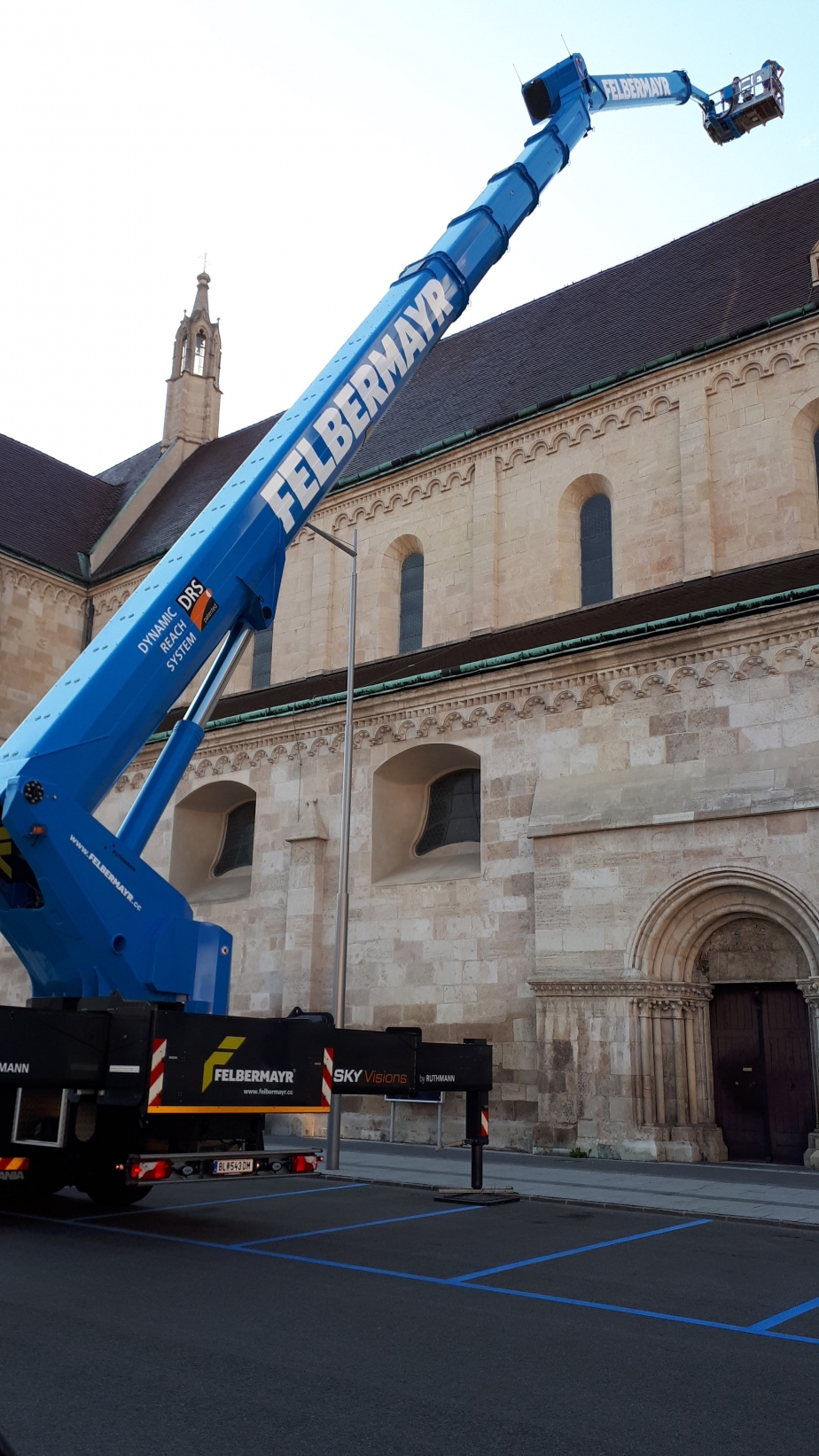 Première intervention du RUTHMANN STEIGER® SKYperformance T 900 HF FELBERMAYR sur la cathédrale de Wiener Neustadt en Autriche