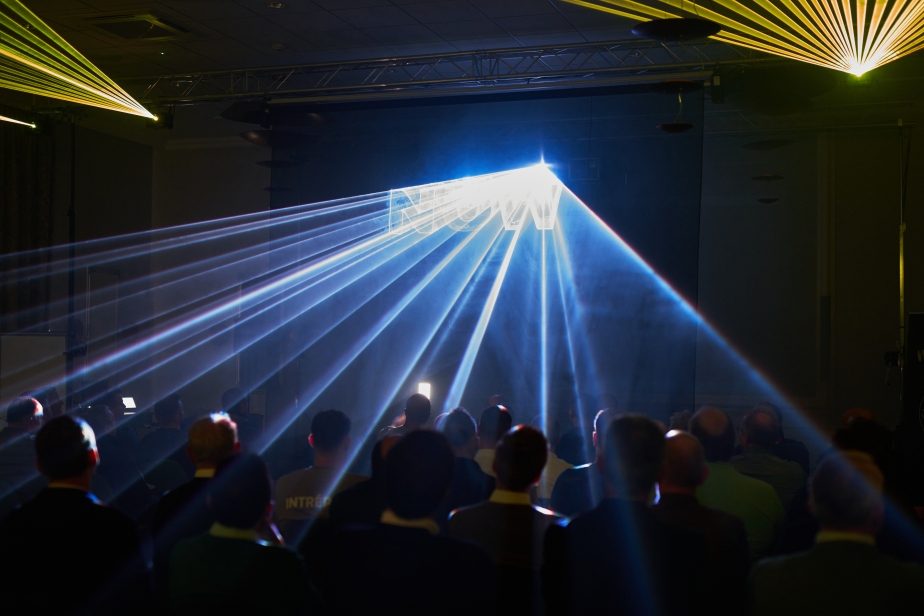 Das Event startete mit einem eindrucksvollen Laser-Intro im Schloss.