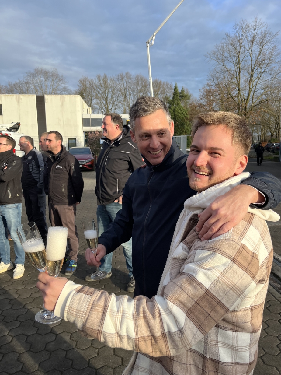 ... wurde angestoßen.