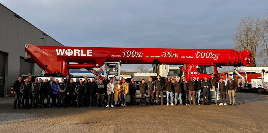 Familie Wörle steht mit dem RUTHMANN Team vor ihrem neuen STEIGER T 1000 HF