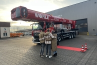 Familie Wörle liegt sich in den Armen, als ihr RUTHMANN STEIGER T 1000 HF erstmals vor ihnen steht.